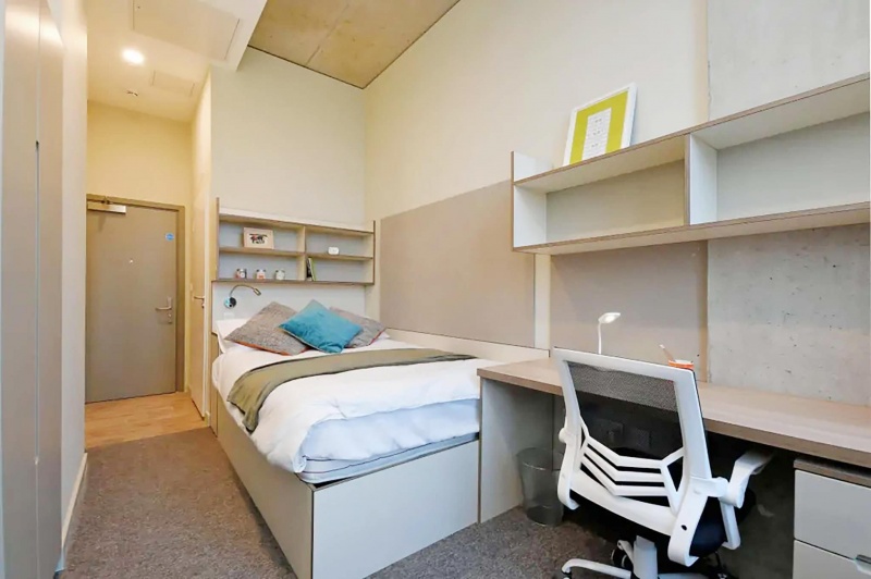 Single bedroom with en-suite bathroom and study desk, LIV Sheffield