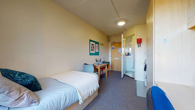 Ensuite bedroom with bed, desk, and storage at Creek Court in student accommodation London