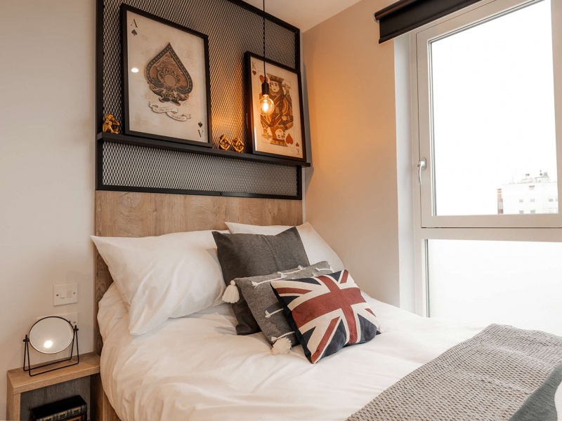 A luxuriously large room with an en-suite bathroom, fully equipped kitchenette