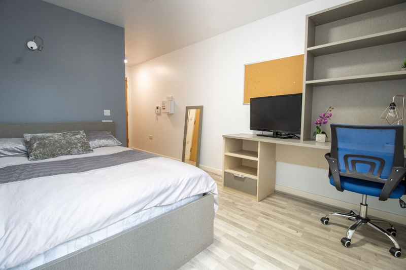 Double bed, study desk, ensuite at Trinity Hall