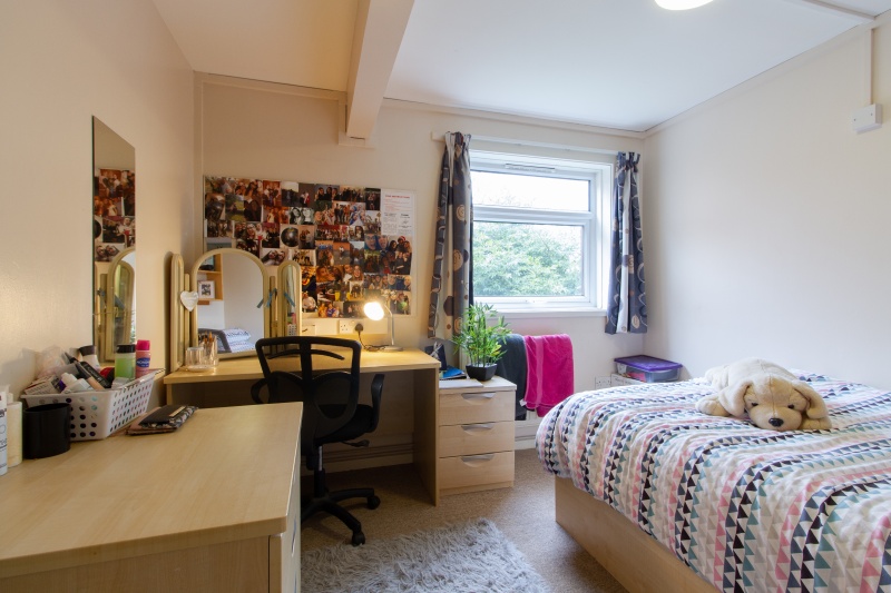 2 bed flat, bedroom