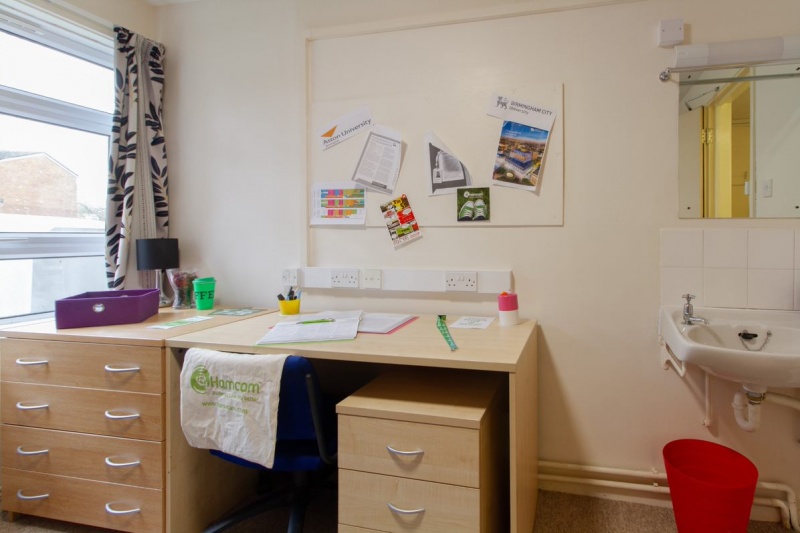 5 bed flat, bedroom study desk