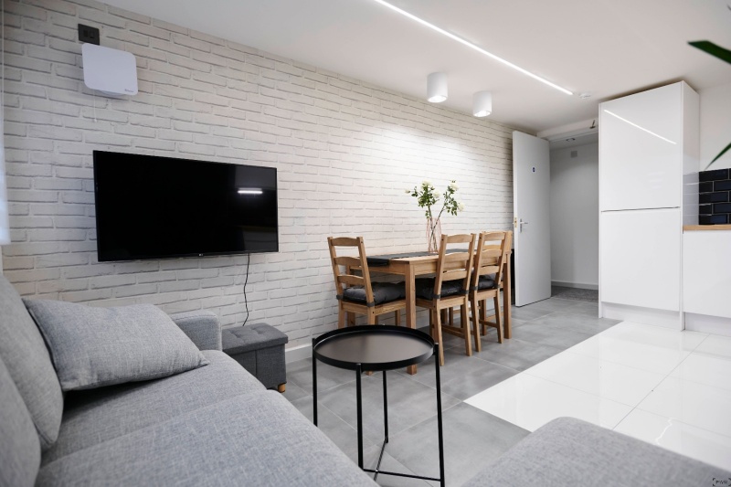 Communal living area with seating and TV at Beechwood House and Gardens