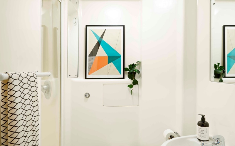 Bright Shared Flat Bathroom, Central Quay